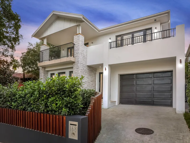 Ultimate Entertaining Family Oasis, Only Moments To The Beach