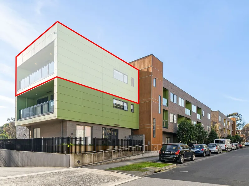 Stylish Easy Living in Prime Locale