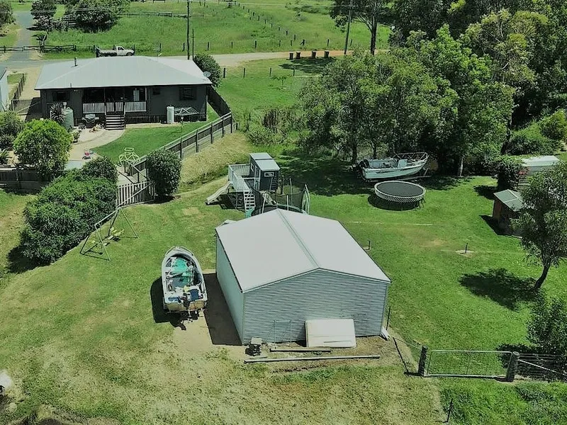 MODERN FAMILY HOME, POWERED SHED ON A LARGE BLOCK.