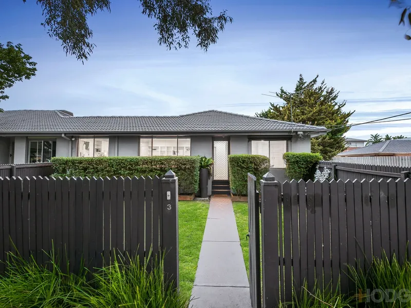 HIGH STYLE, WIDE PRESENCE & A BIG GARDEN