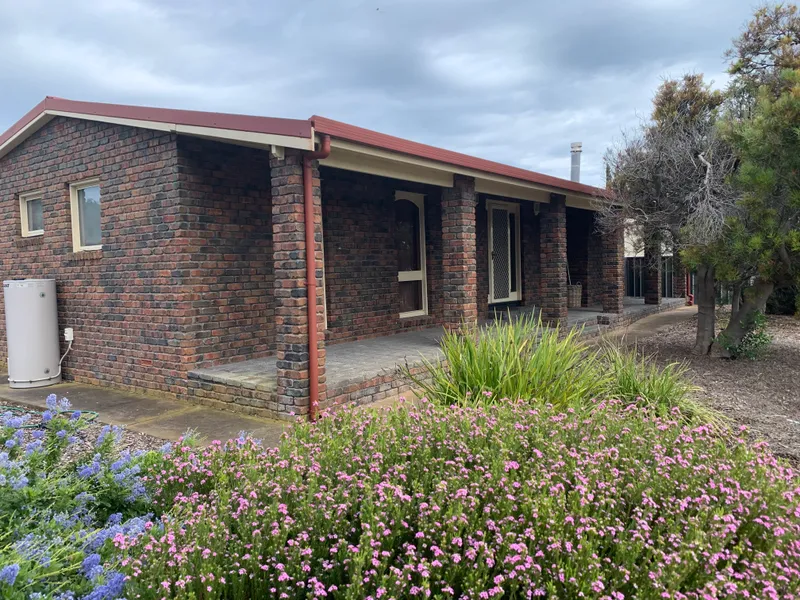 NEAT AND TIDY HOME IN CENTRAL LOCATION.