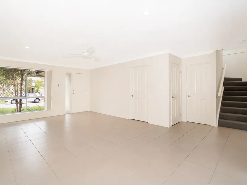 TOWNHOUSE IN PEACEFUL LOCATION WITH LARGE GRASS COURTYARD. CALL MICHAEL 0497970201 
