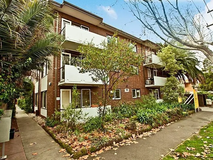 Two Bedroom Apartment in Leafy Elwood