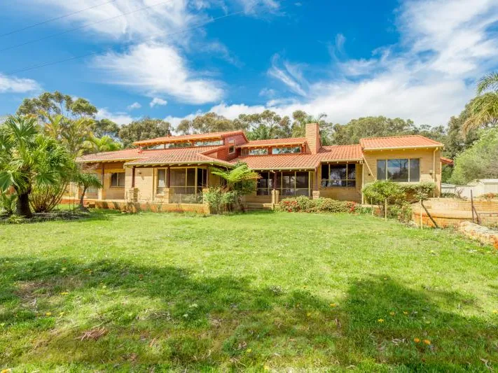 SENSATIONAL LIFESTYLE! OVERLOOKING THE INLET WITH WORKSHOPS.