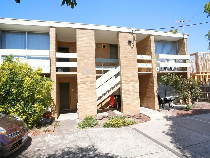 1 BEDROOM FLAT SUPERB LOCATION!