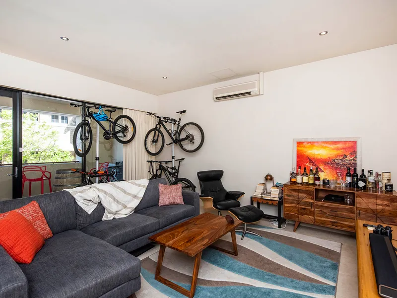 Luxury and Location at its best, Stylish VQA Apartment !