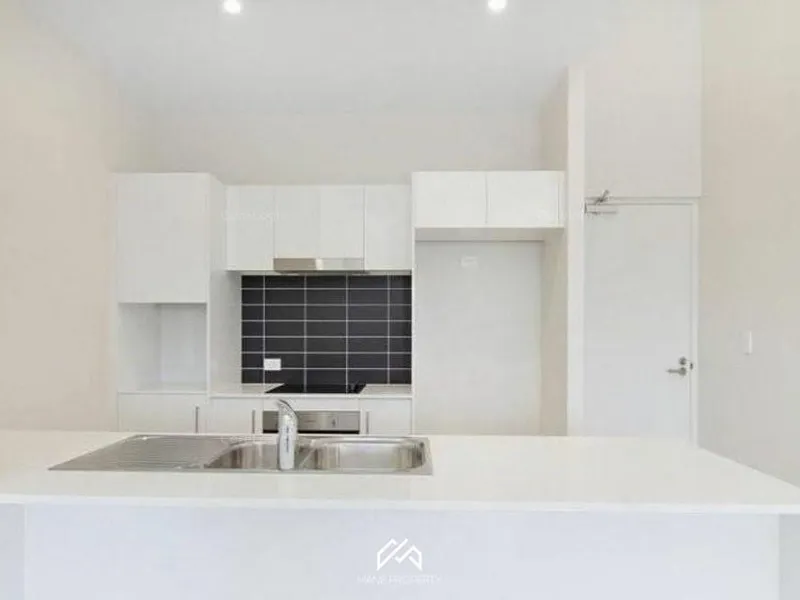 Outstanding Top Floor Apartment with City Views