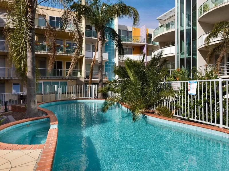 Bright apartment, swimming pool and convenient location