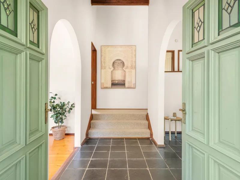 Capturing leafy outlooks and sunlight from its elevated northern position