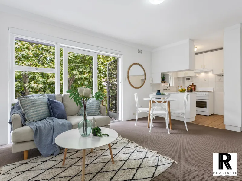 One bedroom apartment freshly painted and new carpet. Fantastic location at a Realistic Rent call today for a viewing...