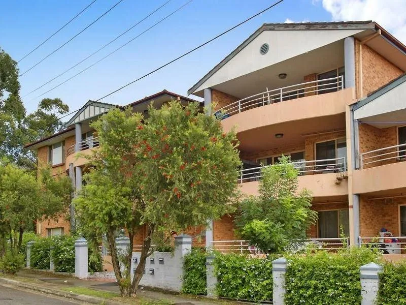Spacious two-bedroom apartment located in the catchment of Parramatta High school and Westmead Public school!