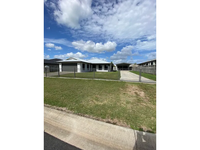 LARGE STUNNING MODERN HOME IN THE HEART OF MARIAN