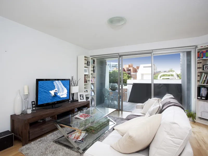 “SOHO” LARGE & BRIGHT 1 BEDROOM WITH  CAR SPACE