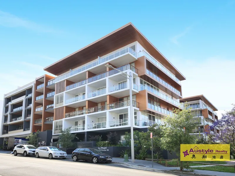 Near New Top Floor huge 1 Bedroom + Study Luxury Apartment / Great Location!