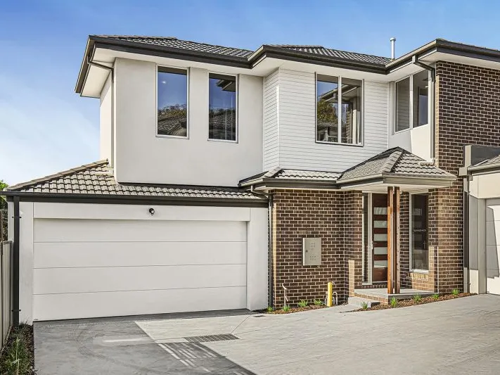 NEWLY BUILT TOWNHOUSE WALKING DISTANCE TO TRAIN,SCHOOLS, CAFES  & SHOPS