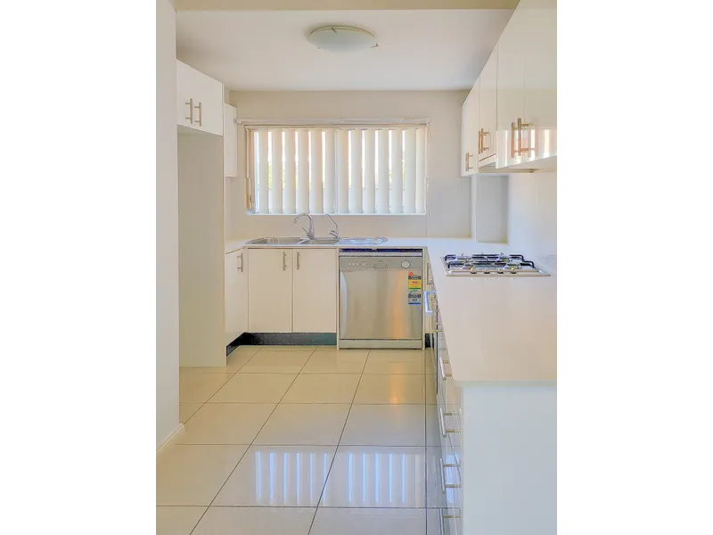 BEAUTIFULLY PRESENTED 2 BEDROOM APARTMENT
