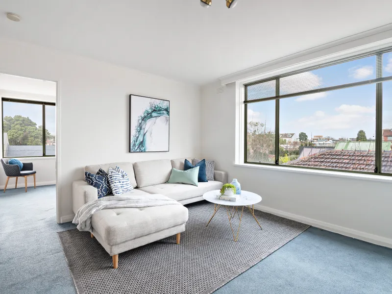 TOP FLOOR APARTMENT SET AT THE REAR OF THE BLOCK