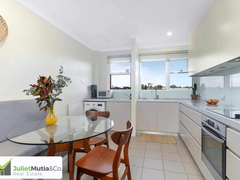 Immaculate Top Floor Haven (pet-friendly)