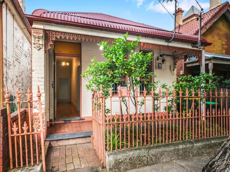 Charming & Chic Freestanding Cottage