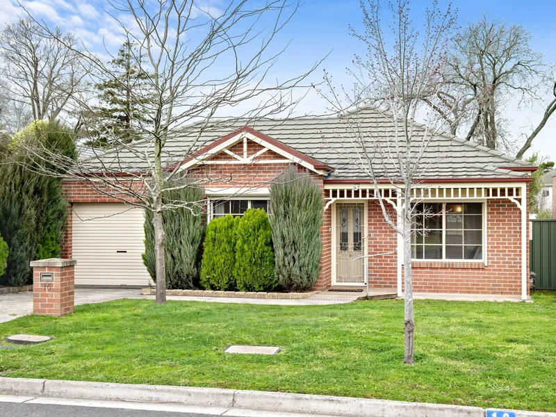 A BEAUTIFULLY QUIET COURT LOCATION IN TIGHTLY HELD LAKE GARDENS