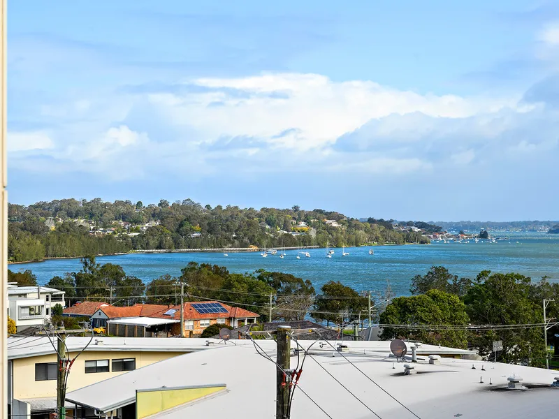 Flawless 2-bedder with Blue Water Views and a Café Lifestyle