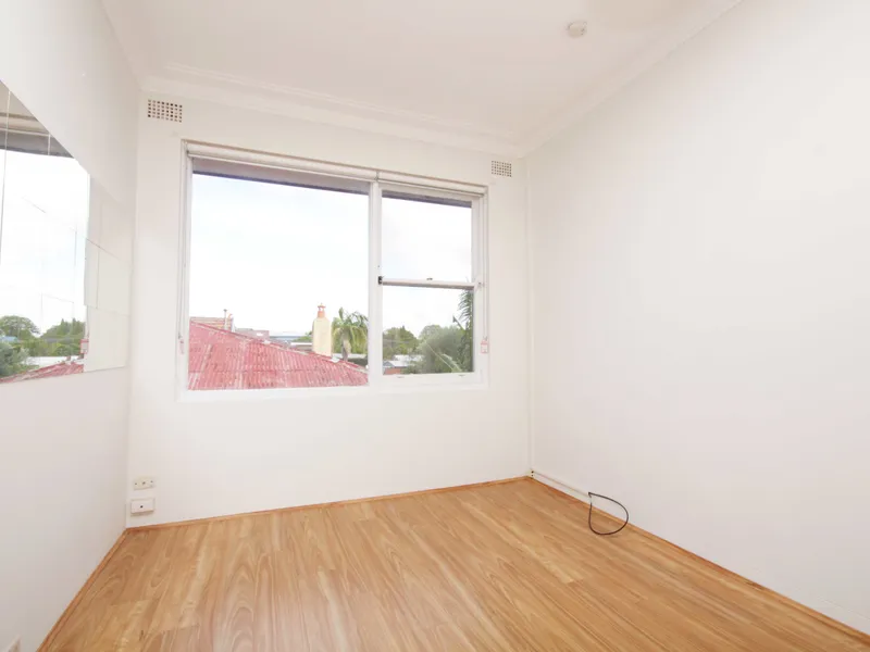 GREAT TWO BEDROOM APARTMENT WITH LOCK-UP-GARAGE!