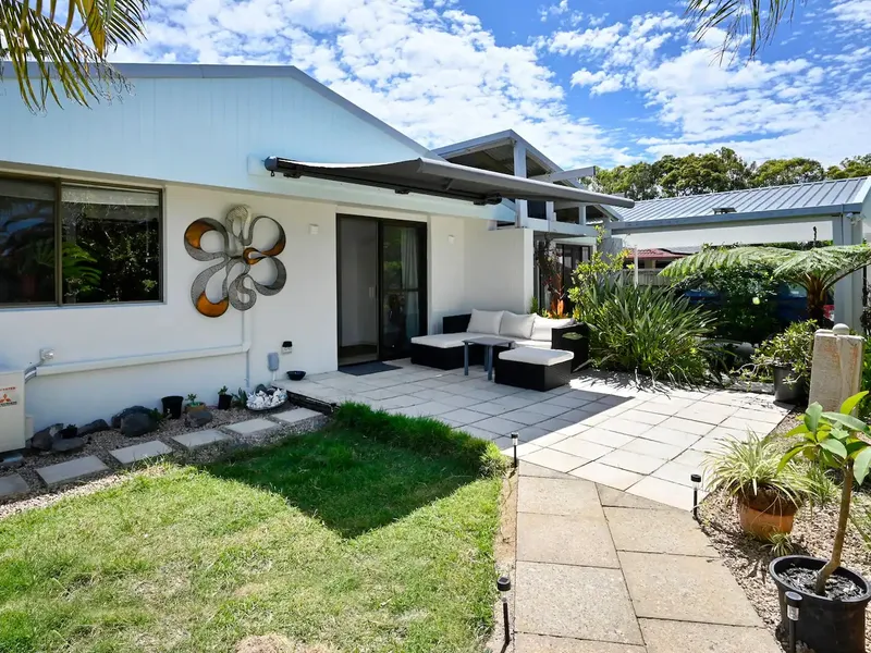 BEAUTIFUL FULLY FURNISHED APARTMENT WITHIN WALKING DISTANCE TO BEACH, SHOPS & CAFES!