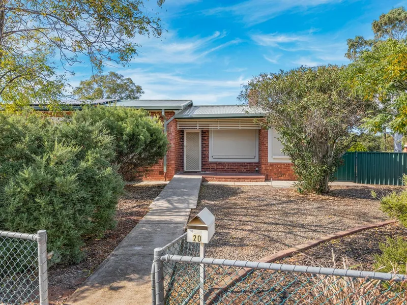 Large property with room for cars, boats, trailers & caravans.