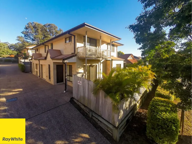 Spacious Townhouse - Fantastic location!