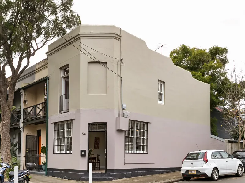 Corner terrace with side street access