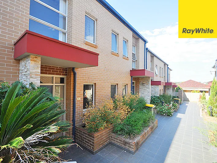 CONTEMPORARY THREE BEDROOM TOWNHOUSE IN SOUGHT AFTER LOCATION