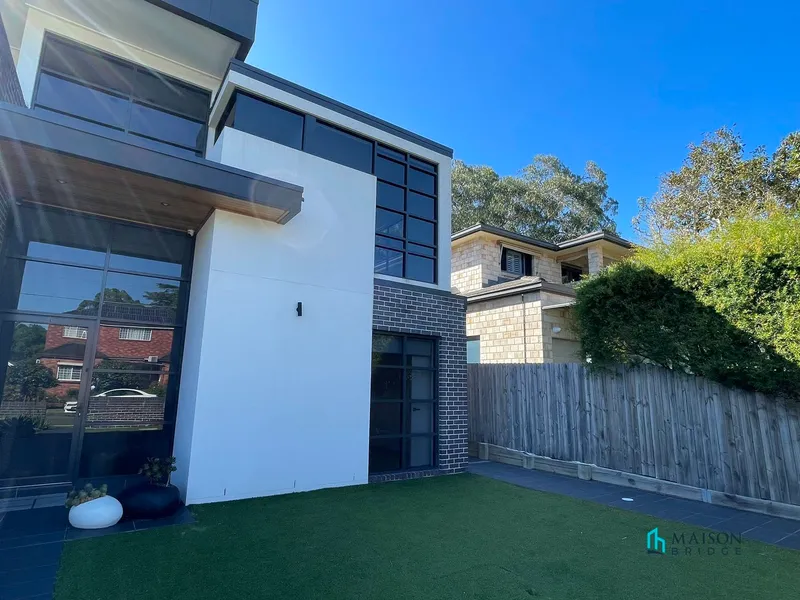 Contemporary Near New 2 Bedroom + 1 Bathroom Flat!