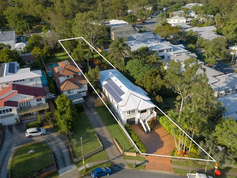 Multigenerational Living on 1272 m² of Land