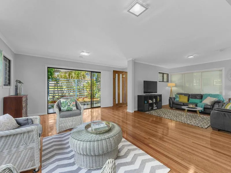 Spacious Entertainer In A Prime Location
