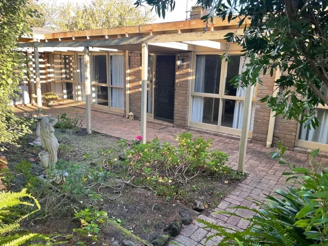 Fantastic Older Style 4 Bedroom Family Home !