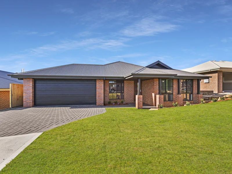 Low Maintenance, close to amenities