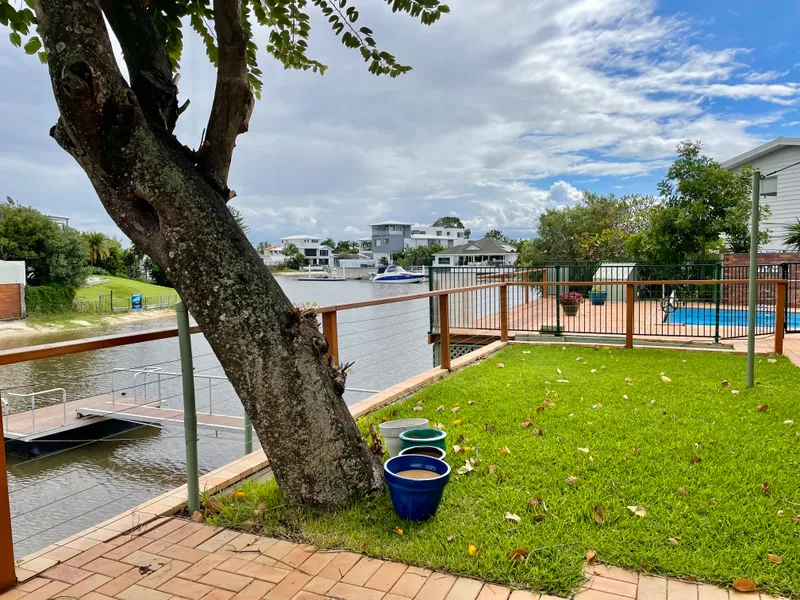 Broadbeach Waters Waterfront with Pontoon!
