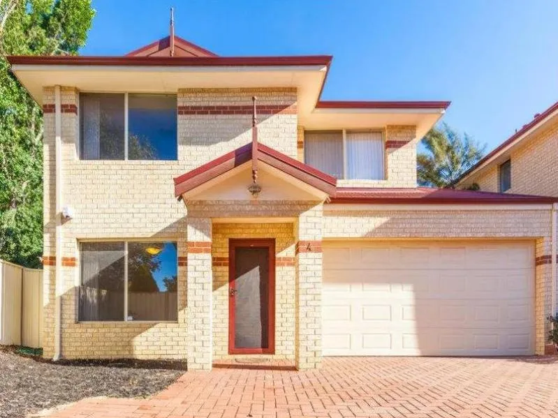 SPACIOUS CENTRAL VIC PARK TOWNHOUSE