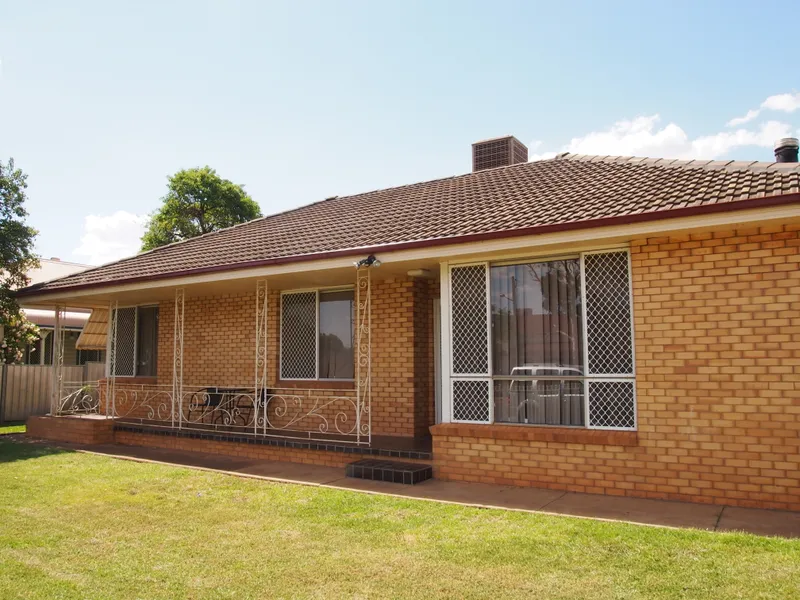 RAY WHITE CONDOBOLIN 02 6895 3364