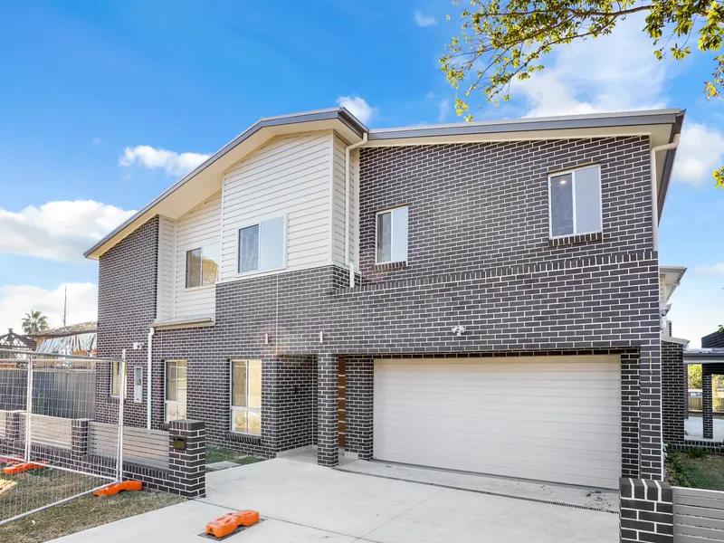 Large modern townhouse with ducted air conditioning!