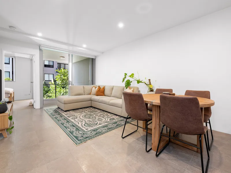 Spacious One-Bedroom Apartment with Study Room in Vibrant South Brisbane