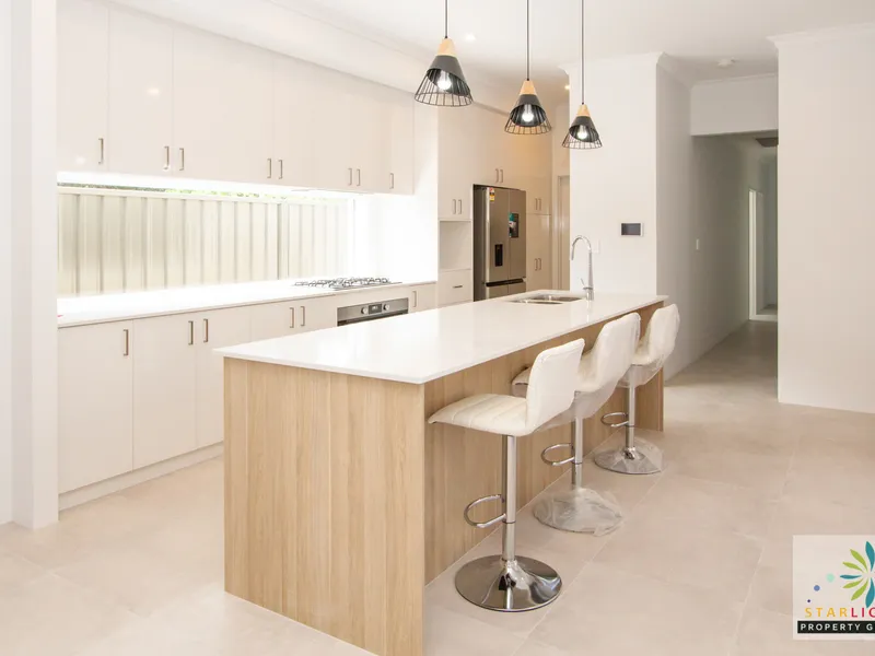 Brand New High Ceiling Double Storey Home in sough after Rossmoyne SHS zone!