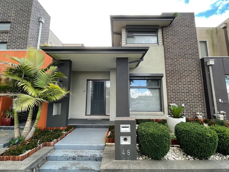 Immaculate townhouse in great location!