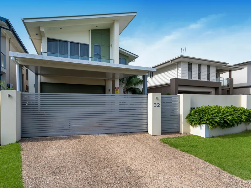 Luxurious River Links waterfront with private pontoon and pool