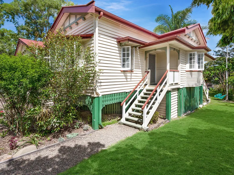 STYLISH QUEENSLANDER PERFECTLY SET ON LARGE BLOCK