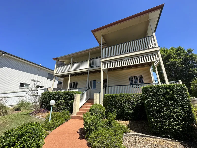 LARGE HOME IN GREAT LOCATION - SHORT TERM LEASE ONLY