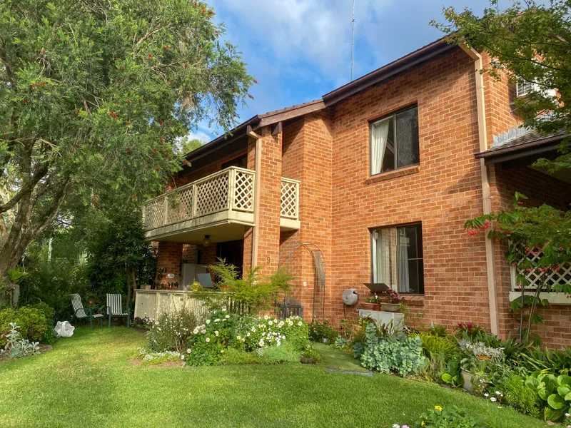 The Cotswolds Village - Spacious two bedroom, independent unit. Garage plus separate internal storage.