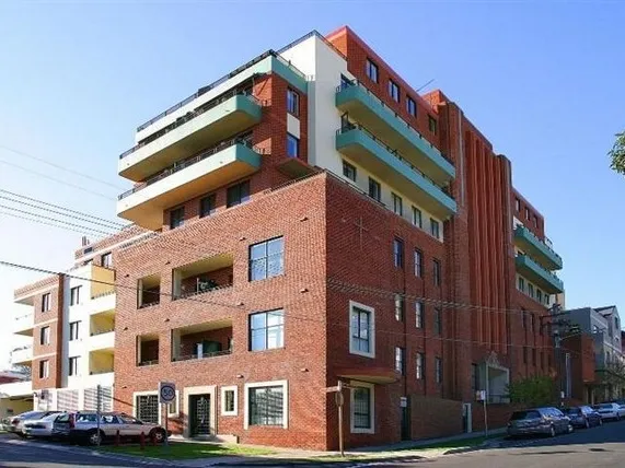 Spacious one bedroom apartment across from Mater hospital
