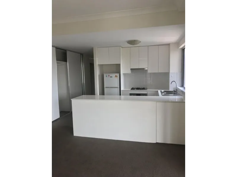 $630 per week! Massive 3 bedrooms! Great condition!