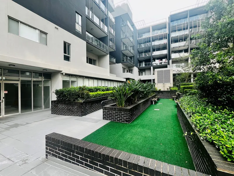 Spacious 2 Bedroom Unit In Convenient Location.